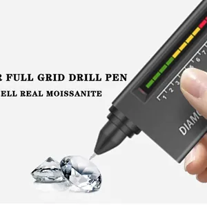 Testen van een losse moissanietsteen met een professionele LED-diamanttester
