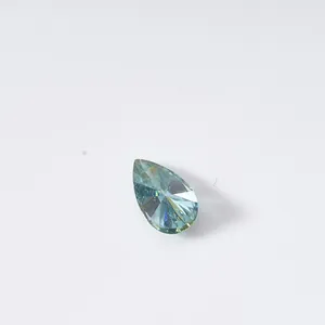 Peergeslepen groenblauwe moissanite op een witte achtergrond met levendige schittering