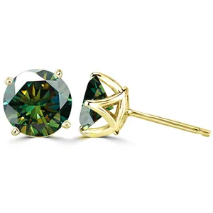 Gedetailleerde weergave van 1ct moissanite oorknopjes met gouden afwerking en 4 klauwen