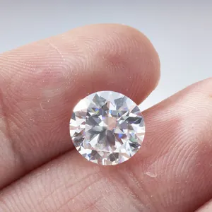 Witte ronde briljant geslepen Moissanite steen met hoog vuur tussen de vingers