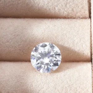 Briljant rond geslepen DEF VVS1 Moissanite steen met acht harten en pijlen op beige fluweel