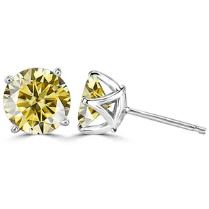 Detail van ronde gele moissanite oorknopjes in een zilveren vierklauws zetting