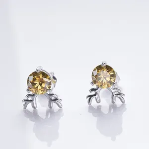 Detalle de los pendientes de reno en plata S925 con piedra de moissanita amarilla