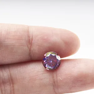 Rond briljant geslepen dieppaarse moissanite losse edelsteen met regenboogvuur bij vingers