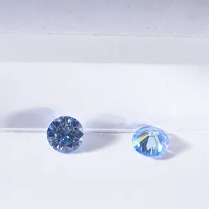 Detailweergave van twee lichtblauwe moissanite-stenen met een precieze 3EX-slijpvorm