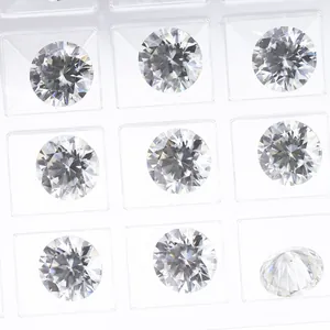 Macro-opname van negen briljant geslepen Moissanite stenen met vuur en schittering