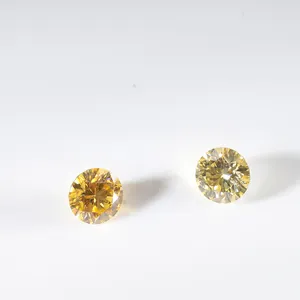 Macro-opname van twee ronde gele moissanite stenen met briljante slijpvorm en schittering