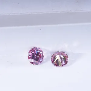 Roze rond geslepen moissanite stenen met briljante 3EX facetten op wit decor