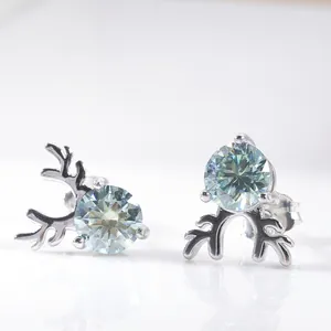 Pendientes de plata S925 con forma de asta y moissanita azul-verde en fondo blanco