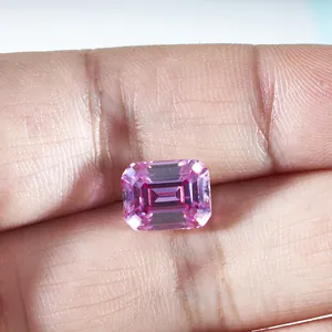 Smaragd geslepen roze moissanite losse edelsteen op hand getoond voor de grootte