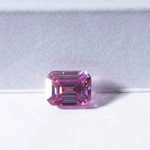 Macro-opname van een emerald geslepen roze moissaniet steen met levendige facetten