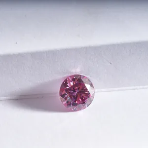 Macro-opname van een ronde briljant geslepen roze moissanite edelsteen op witte achtergrond