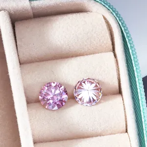 Twee briljant geslepen roze moissanite edelstenen gepresenteerd in een fluwelen doosje