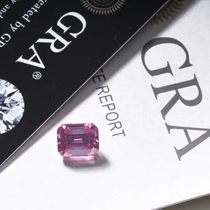 Roze moissaniet met smaragd slijpvorm gepresenteerd op een GRA-certificaat
