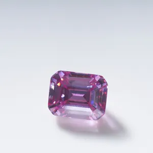 Macro-opname van een emerald geslepen roze moissaniet met precieze facetten en glans