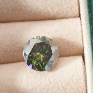 Moissanite vert foncé à coupe ronde brillante dans un écrin à bijoux de couleur beige