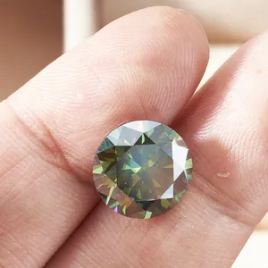 Vue macro d'une moissanite vert foncé de 10ct taille ronde avec un éclat et feu vifs