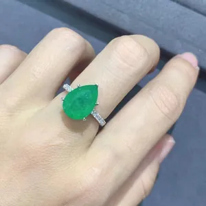 6 carat pear-cut green emerald ring in platinum-plated silver with pavé diamond band