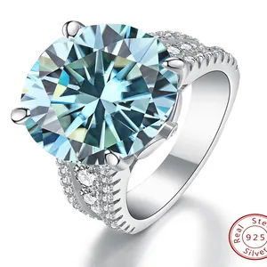 Primer plano de anillo en plata 925 con moissanita azul de 10ct y pavé de piedras
