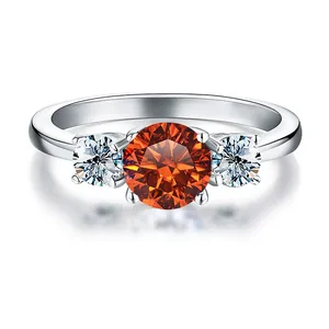 Dettaglio di un anello di lusso a tre pietre con moissanite arancione da 3 carati in argento