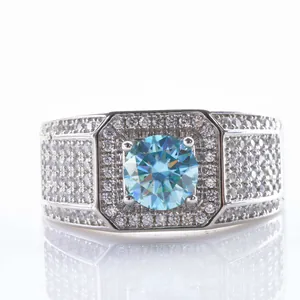 Nahaufnahme eines breiten Silberrings mit hellblauem Stein und Pavé-Diamantbesatz