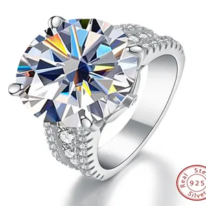 Detalle macro de anillo de moissanita de 10 quilates con engaste de lujo en plata 925