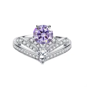 Kronenring aus 925er Sterlingsilber mit 1 Karat violettem Moissanit und V-förmigem Band