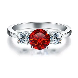 Dettaglio anello in argento con moissanite rossa da 3 carati e pietre laterali incastonate
