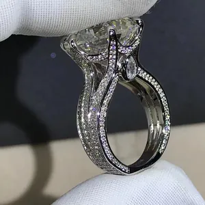 Macro side view of 12ct VVS round brilliant cut diamond ring in silver setting