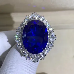 Dettaglio anello con zaffiro blu 30 carati e doppio alone di diamanti in argento