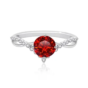 Vue macro d'une bague en argent S925 avec une pierre rouge ronde et un anneau torsadé