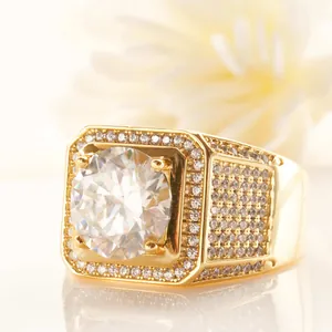 Nahaufnahme eines goldenen Herrenrings mit großem weißem Stein und Pavé-Diamanten