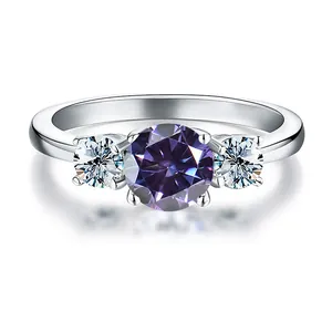 Dettaglio dell'anello in argento con moissanite viola da 3ct e pietre laterali