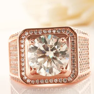Makro-Detail eines luxuriösen Rings in Roségold mit großem, brillantgeschliffenem Hauptstein