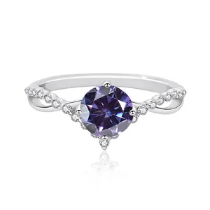 Vue détaillée de la bague en argent S925 avec pierre violette ronde et anneau torsadé