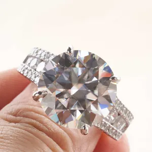 Lujoso anillo de moissanita de 10 quilates en plata S925 con pavé de diamantes de tres filas