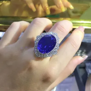 Dettaglio ravvicinato di un anello con zaffiro blu reale da 30 carati sulla mano