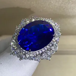 Vista macro di un anello con zaffiro blu reale da 30 ct e dettaglio halo di diamanti