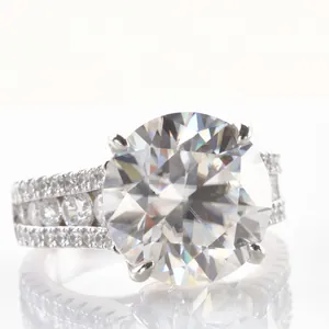 Lujoso anillo de moissanita de 10 quilates en plata 925 con pavé de diamantes elaborado