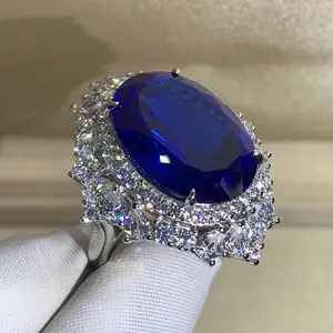 Dettaglio di un anello con zaffiro blu reale ovale da 30 ct e doppia cornice di diamanti