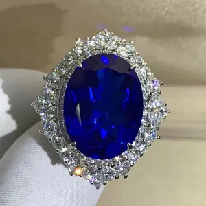 Dettaglio macro dell'anello con zaffiro reale da 30 carati e doppio alone di diamanti