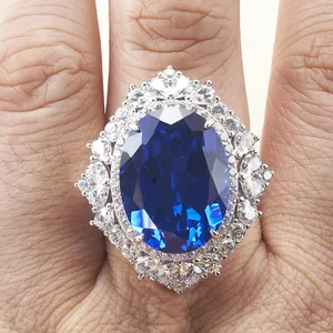 Lussuoso anello in argento S925 con zaffiro blu reale ovale da 30 ct e halo di diamanti