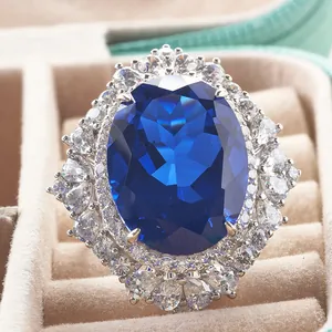 Anello cocktail in argento S925 con zaffiro blu ovale da 30 carati e alone di zirconi