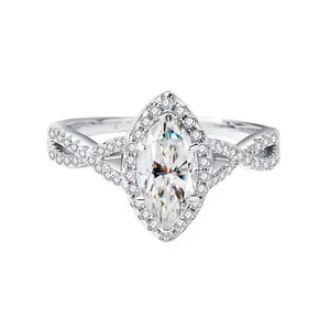 Anillo de moissanita talla marquesa en plata con halo y banda pavé entrelazada