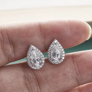 Λήψη macro από σκουλαρίκια moissanite σε σχήμα αχλαδιού με ασημένια λεπτομέρεια σταγόνας