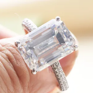 Κλασικό δαχτυλίδι 10ct emerald cut με pavé δέσιμο σε φινίρισμα ασήμι 925