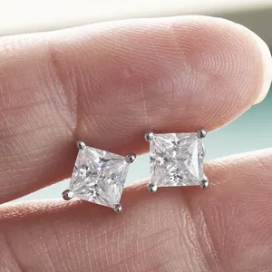 Κλασικά σκουλαρίκια moissanite σε κοπή princess με ασημένιο δέσιμο τεσσάρων δοντιών