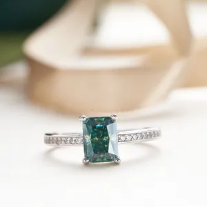 Λήψη macro δαχτυλιδιού με πράσινο moissanite 2ct και μικρο-πλακόστρωτο ασήμι 925