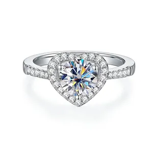 Elegante anello in argento 925 con moissanite rotonda e design con halo a cuore