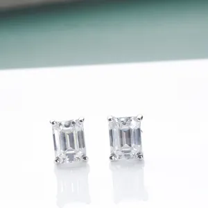 Λεπτομέρεια σκουλαρίκια moissanite κοπής σμαραγδιού σε κλασικό ασημένιο δέσιμο τεσσάρων δοντιών